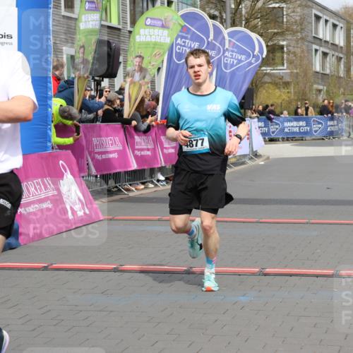 12.04.2026 - 45. Internationalen Wilhelmsburger Insellauf Strokosch-Dieckow http://msf.ph/oto/9482202 12.04.2026 12:48:09 Ziel 3452, 4877, 4874 meine-sportfotos.de