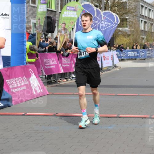12.04.2026 - 45. Internationalen Wilhelmsburger Insellauf Strokosch-Dieckow http://msf.ph/oto/9482222 12.04.2026 12:48:09 Ziel 3452, 4877, 4874 meine-sportfotos.de