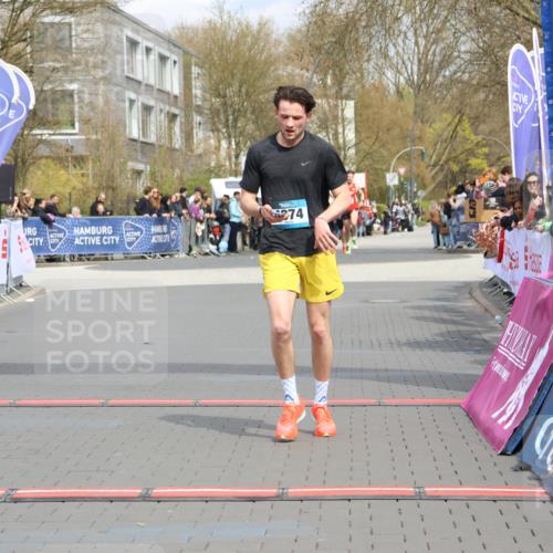 12.04.2026 - 45. Internationalen Wilhelmsburger Insellauf Strokosch-Dieckow http://msf.ph/oto/9482238 12.04.2026 12:48:13 Ziel 4877, 4874 meine-sportfotos.de