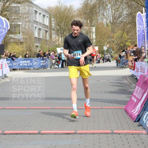 12.04.2026 - 45. Internationalen Wilhelmsburger Insellauf Strokosch-Dieckow http://msf.ph/oto/9482247 12.04.2026 12:48:13 Ziel 4877, 4874 meine-sportfotos.de