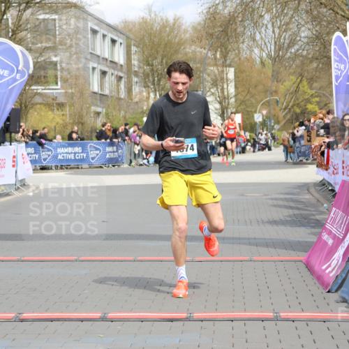 12.04.2026 - 45. Internationalen Wilhelmsburger Insellauf Strokosch-Dieckow http://msf.ph/oto/9482274 12.04.2026 12:48:13 Ziel 4877, 4874 meine-sportfotos.de