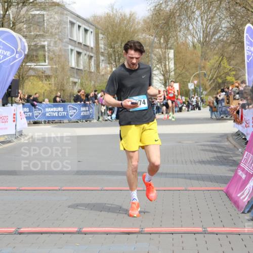 12.04.2026 - 45. Internationalen Wilhelmsburger Insellauf Strokosch-Dieckow http://msf.ph/oto/9482283 12.04.2026 12:48:13 Ziel 4877, 4874 meine-sportfotos.de