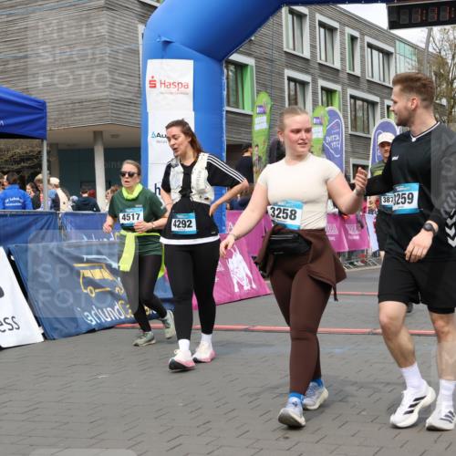 12.04.2026 - 45. Internationalen Wilhelmsburger Insellauf Strokosch-Dieckow http://msf.ph/oto/9482367 12.04.2026 13:24:27 Ziel 4292, 4517, 3872, 5017 meine-sportfotos.de