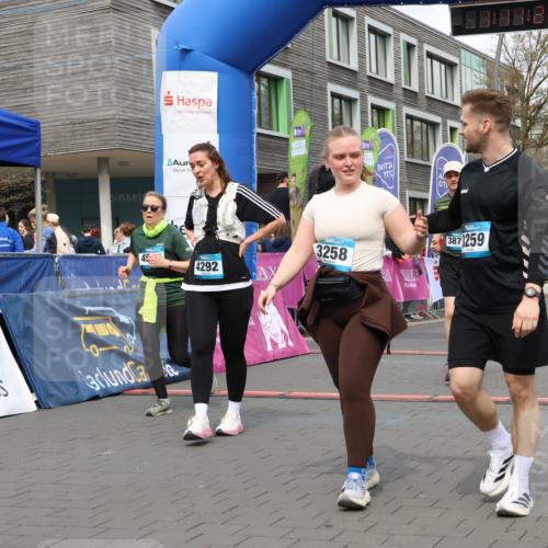 12.04.2026 - 45. Internationalen Wilhelmsburger Insellauf Strokosch-Dieckow http://msf.ph/oto/9482379 12.04.2026 13:24:27 Ziel 4292, 4517, 3872, 5017 meine-sportfotos.de