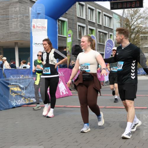 12.04.2026 - 45. Internationalen Wilhelmsburger Insellauf Strokosch-Dieckow http://msf.ph/oto/9482412 12.04.2026 13:24:27 Ziel 4292, 4517, 3872, 5017 meine-sportfotos.de