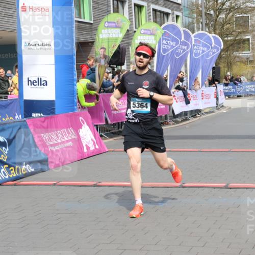 12.04.2026 - 45. Internationalen Wilhelmsburger Insellauf Strokosch-Dieckow http://msf.ph/oto/9482456 12.04.2026 12:48:25 Ziel 5607, 5364 meine-sportfotos.de