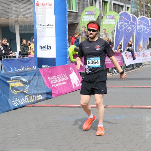 12.04.2026 - 45. Internationalen Wilhelmsburger Insellauf Strokosch-Dieckow http://msf.ph/oto/9482517 12.04.2026 12:48:25 Ziel 5607, 5364 meine-sportfotos.de