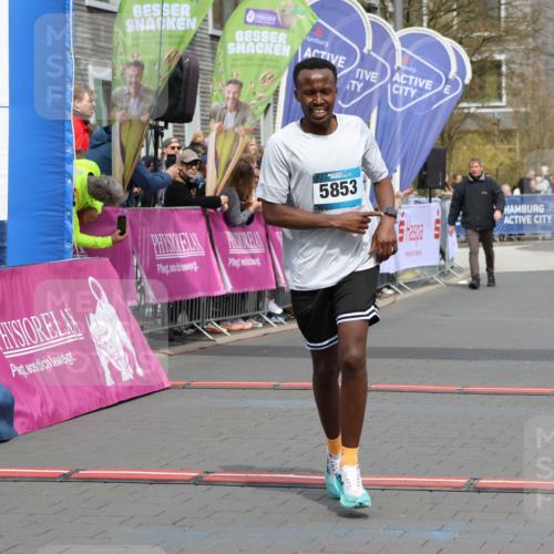 12.04.2026 - 45. Internationalen Wilhelmsburger Insellauf Strokosch-Dieckow http://msf.ph/oto/9482552 12.04.2026 12:48:35 Ziel 5853 meine-sportfotos.de