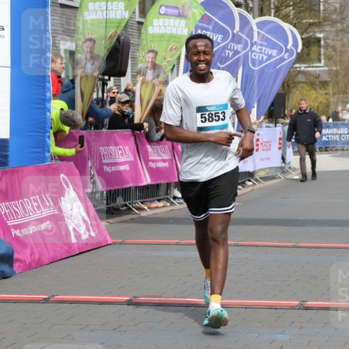 12.04.2026 - 45. Internationalen Wilhelmsburger Insellauf Strokosch-Dieckow http://msf.ph/oto/9482560 12.04.2026 12:48:35 Ziel 5853 meine-sportfotos.de