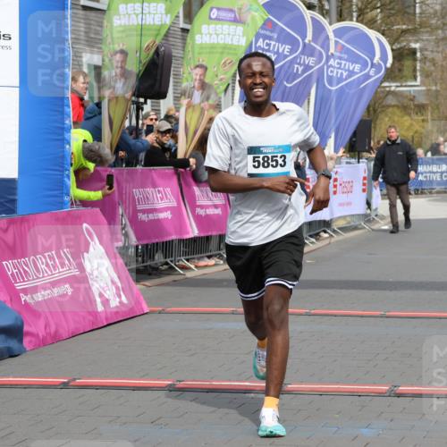 12.04.2026 - 45. Internationalen Wilhelmsburger Insellauf Strokosch-Dieckow http://msf.ph/oto/9482569 12.04.2026 12:48:35 Ziel 5853 meine-sportfotos.de