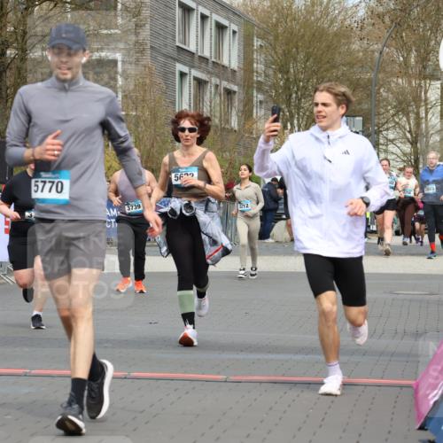 12.04.2026 - 45. Internationalen Wilhelmsburger Insellauf Strokosch-Dieckow http://msf.ph/oto/9482667 12.04.2026 13:24:09 Ziel 2766, 5622 meine-sportfotos.de