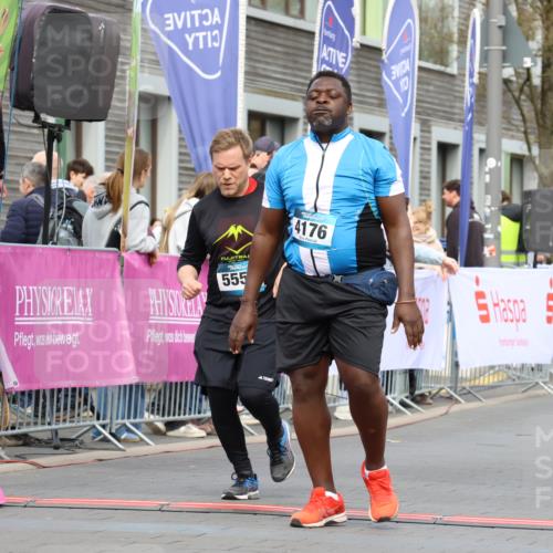 12.04.2026 - 45. Internationalen Wilhelmsburger Insellauf Strokosch-Dieckow http://msf.ph/oto/9483030 12.04.2026 13:23:51 Ziel 3498, 3478, 4176, 5505, 3471 meine-sportfotos.de