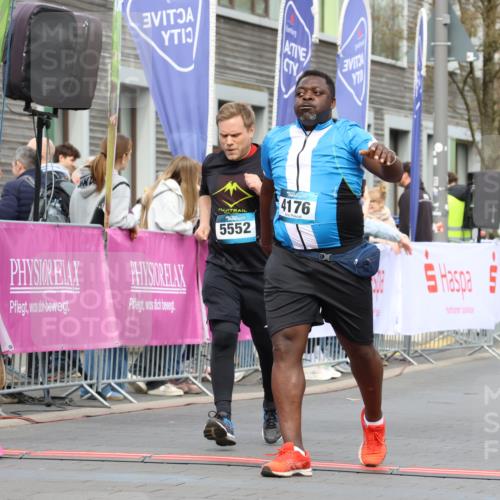 12.04.2026 - 45. Internationalen Wilhelmsburger Insellauf Strokosch-Dieckow http://msf.ph/oto/9483047 12.04.2026 13:23:51 Ziel 3498, 3478, 4176, 5505, 3471 meine-sportfotos.de