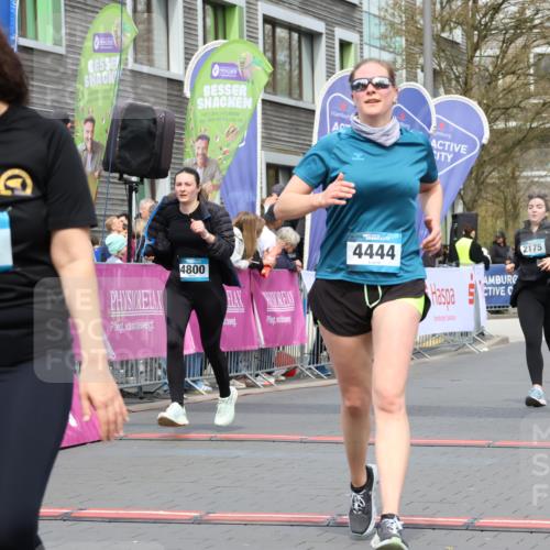 12.04.2026 - 45. Internationalen Wilhelmsburger Insellauf Strokosch-Dieckow http://msf.ph/oto/9484149 12.04.2026 13:21:56 Ziel 2692, 4444, 4800, 4047, 2175 meine-sportfotos.de