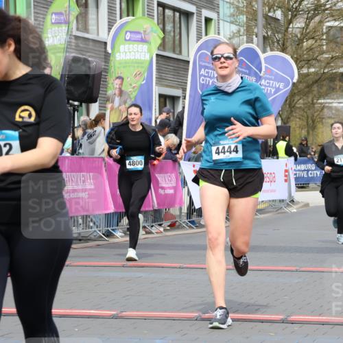 12.04.2026 - 45. Internationalen Wilhelmsburger Insellauf Strokosch-Dieckow http://msf.ph/oto/9484173 12.04.2026 13:21:56 Ziel 2692, 4444, 4800, 4047, 2175 meine-sportfotos.de