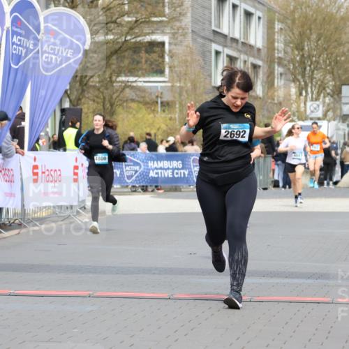 12.04.2026 - 45. Internationalen Wilhelmsburger Insellauf Strokosch-Dieckow http://msf.ph/oto/9484215 12.04.2026 13:21:52 Ziel 5297, 4878, 5484, 2692, 4444 meine-sportfotos.de