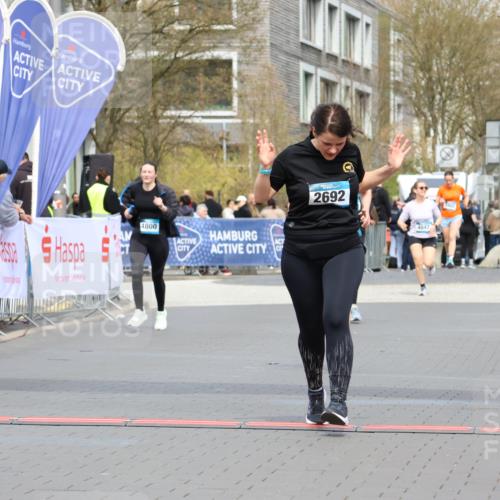12.04.2026 - 45. Internationalen Wilhelmsburger Insellauf Strokosch-Dieckow http://msf.ph/oto/9484228 12.04.2026 13:21:52 Ziel 5297, 4878, 5484, 2692, 4444 meine-sportfotos.de
