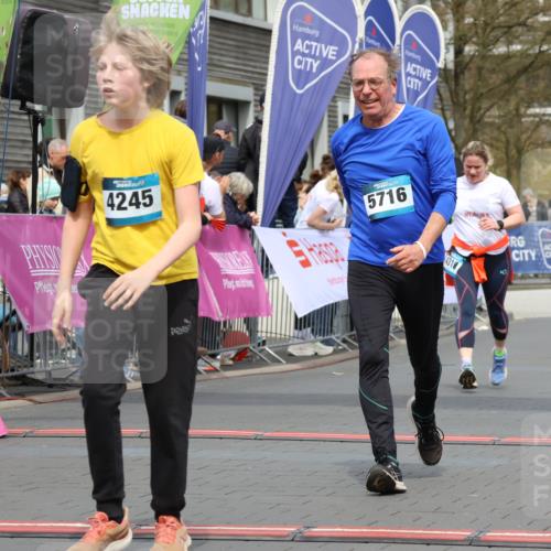 12.04.2026 - 45. Internationalen Wilhelmsburger Insellauf Strokosch-Dieckow http://msf.ph/oto/9484304 12.04.2026 13:21:43 Ziel 2333, 4018, 5716, 4319 meine-sportfotos.de