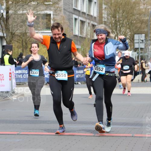 12.04.2026 - 45. Internationalen Wilhelmsburger Insellauf Strokosch-Dieckow http://msf.ph/oto/9484401 12.04.2026 13:21:37 Ziel 2101, 4417, 3552, 3551, 2333 meine-sportfotos.de