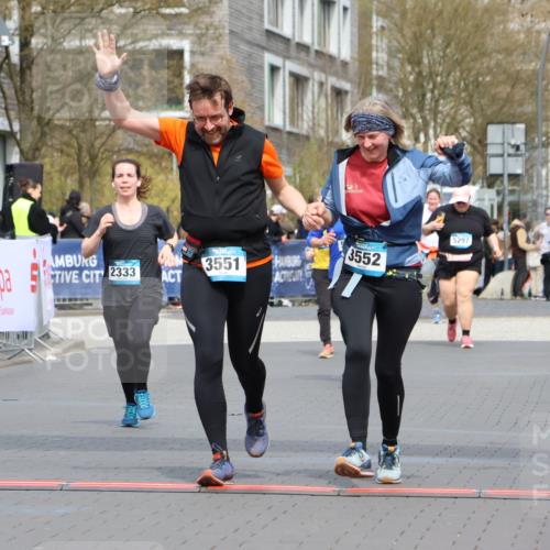 12.04.2026 - 45. Internationalen Wilhelmsburger Insellauf Strokosch-Dieckow http://msf.ph/oto/9484406 12.04.2026 13:21:37 Ziel 2101, 4417, 3552, 3551, 2333 meine-sportfotos.de