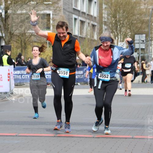 12.04.2026 - 45. Internationalen Wilhelmsburger Insellauf Strokosch-Dieckow http://msf.ph/oto/9484417 12.04.2026 13:21:37 Ziel 2101, 4417, 3552, 3551, 2333 meine-sportfotos.de