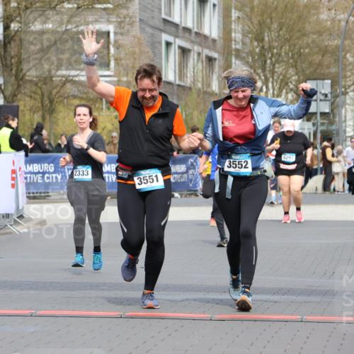 12.04.2026 - 45. Internationalen Wilhelmsburger Insellauf Strokosch-Dieckow http://msf.ph/oto/9484430 12.04.2026 13:21:37 Ziel 2101, 4417, 3552, 3551, 2333 meine-sportfotos.de