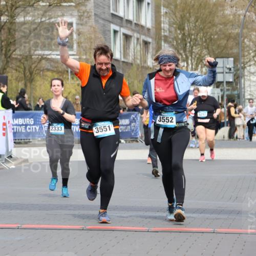 12.04.2026 - 45. Internationalen Wilhelmsburger Insellauf Strokosch-Dieckow http://msf.ph/oto/9484437 12.04.2026 13:21:36 Ziel 2363, 2101, 4417, 3552, 3551, 2333 meine-sportfotos.de