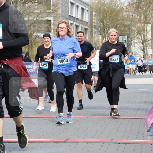 12.04.2026 - 45. Internationalen Wilhelmsburger Insellauf Strokosch-Dieckow http://msf.ph/oto/9484821 12.04.2026 13:20:58 Ziel 2247, 3203, 5342, 3822, 3821, 4999, 4803, 2224, 4223, 4224, 4954, 5258, 3284 meine-sportfotos.de