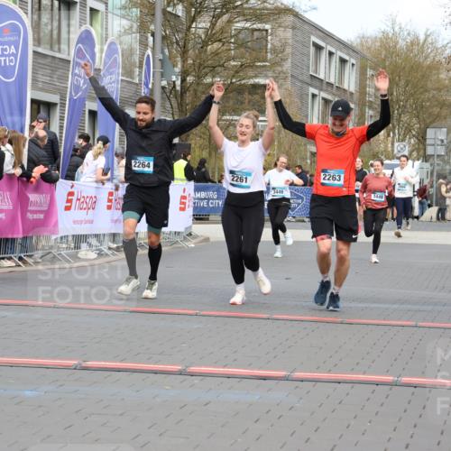 12.04.2026 - 45. Internationalen Wilhelmsburger Insellauf Strokosch-Dieckow http://msf.ph/oto/9485180 12.04.2026 13:20:27 Ziel 2261, 2264 meine-sportfotos.de