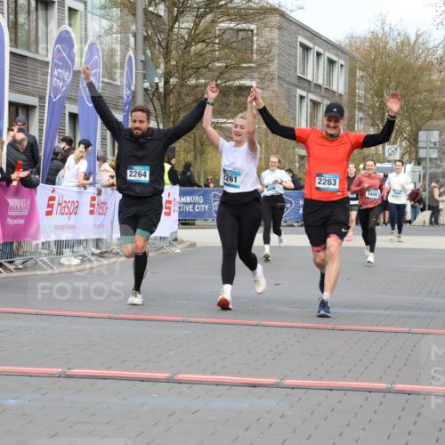 12.04.2026 - 45. Internationalen Wilhelmsburger Insellauf Strokosch-Dieckow http://msf.ph/oto/9485195 12.04.2026 13:20:27 Ziel 2261, 2264 meine-sportfotos.de