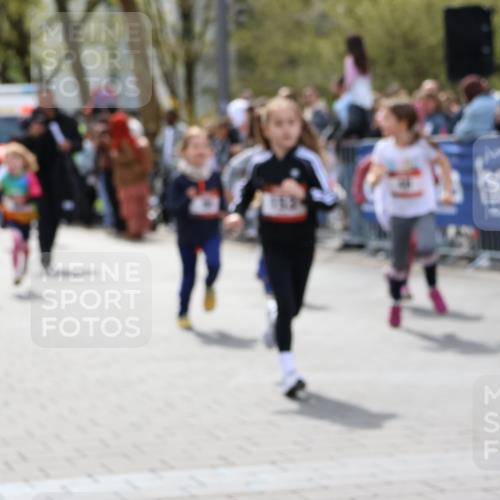 12.04.2026 - 45. Internationalen Wilhelmsburger Insellauf Strokosch-Dieckow http://msf.ph/oto/9488126 12.04.2026 14:10:13 Ziel 946, 738, 201, 189, 269, 1524, 961, 938, 198, 932, 639, 205, 153, 48, 86, 132, 417, 60, 746, 664 meine-sportfotos.de