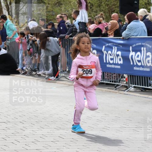 12.04.2026 - 45. Internationalen Wilhelmsburger Insellauf Strokosch-Dieckow http://msf.ph/oto/9489121 12.04.2026 14:09:27 Ziel 252, 270, 220, 219, 216, 25, 1066, 209, 915, 221, 541 meine-sportfotos.de
