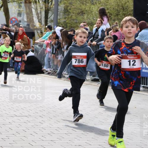 12.04.2026 - 45. Internationalen Wilhelmsburger Insellauf Strokosch-Dieckow http://msf.ph/oto/9489450 12.04.2026 14:09:11 Ziel 214, 939, 274, 191, 1075, 52, 247, 453, 273, 955, 786, 947, 180, 12, 911, 741, 1502, 927, 215, 577 meine-sportfotos.de