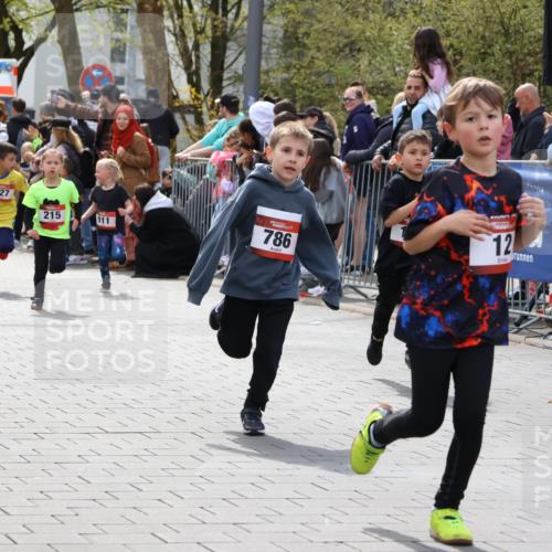 12.04.2026 - 45. Internationalen Wilhelmsburger Insellauf Strokosch-Dieckow http://msf.ph/oto/9489453 12.04.2026 14:09:11 Ziel 214, 939, 274, 191, 1075, 52, 247, 453, 273, 955, 786, 947, 180, 12, 911, 741, 1502, 927, 215, 577 meine-sportfotos.de