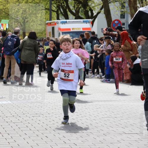 12.04.2026 - 45. Internationalen Wilhelmsburger Insellauf Strokosch-Dieckow http://msf.ph/oto/9489467 12.04.2026 14:09:05 Ziel 928, 953, 614, 235, 50, 256, 214, 939, 274, 191, 1075, 52, 247, 453, 273, 955, 786 meine-sportfotos.de