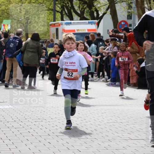12.04.2026 - 45. Internationalen Wilhelmsburger Insellauf Strokosch-Dieckow http://msf.ph/oto/9489468 12.04.2026 14:09:05 Ziel 928, 953, 614, 235, 50, 256, 214, 939, 274, 191, 1075, 52, 247, 453, 273, 955, 786 meine-sportfotos.de