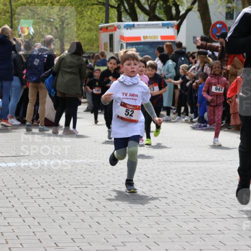 12.04.2026 - 45. Internationalen Wilhelmsburger Insellauf Strokosch-Dieckow http://msf.ph/oto/9489472 12.04.2026 14:09:05 Ziel 928, 953, 614, 235, 50, 256, 214, 939, 274, 191, 1075, 52, 247, 453, 273, 955, 786 meine-sportfotos.de