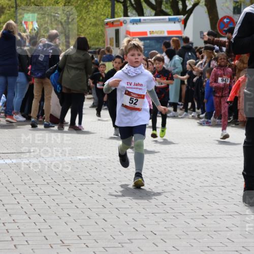 12.04.2026 - 45. Internationalen Wilhelmsburger Insellauf Strokosch-Dieckow http://msf.ph/oto/9489473 12.04.2026 14:09:05 Ziel 928, 953, 614, 235, 50, 256, 214, 939, 274, 191, 1075, 52, 247, 453, 273, 955, 786 meine-sportfotos.de