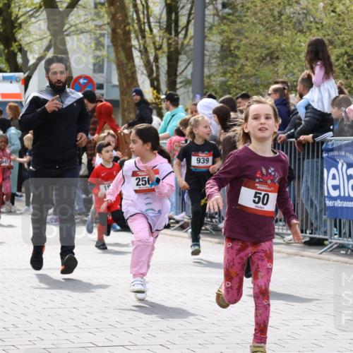 12.04.2026 - 45. Internationalen Wilhelmsburger Insellauf Strokosch-Dieckow http://msf.ph/oto/9489479 12.04.2026 14:09:02 Ziel 713, 547, 762, 281, 928, 953, 614, 235, 50, 256, 214, 939, 274, 191, 1075, 52, 247 meine-sportfotos.de