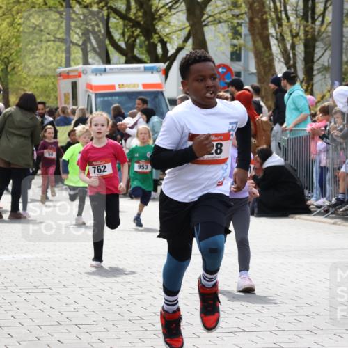 12.04.2026 - 45. Internationalen Wilhelmsburger Insellauf Strokosch-Dieckow http://msf.ph/oto/9489502 12.04.2026 14:08:56 Ziel 211, 711, 530, 91, 254, 1506, 266, 713, 547, 762, 281, 928, 953, 614, 235 meine-sportfotos.de
