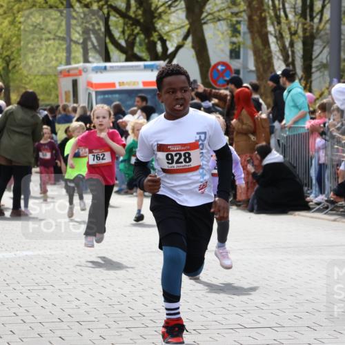 12.04.2026 - 45. Internationalen Wilhelmsburger Insellauf Strokosch-Dieckow http://msf.ph/oto/9489504 12.04.2026 14:08:56 Ziel 211, 711, 530, 91, 254, 1506, 266, 713, 547, 762, 281, 928, 953, 614, 235 meine-sportfotos.de