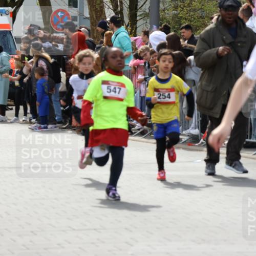 12.04.2026 - 45. Internationalen Wilhelmsburger Insellauf Strokosch-Dieckow http://msf.ph/oto/9489513 12.04.2026 14:08:54 Ziel 211, 711, 530, 91, 254, 1506, 266, 713, 547, 762, 281, 928, 953 meine-sportfotos.de