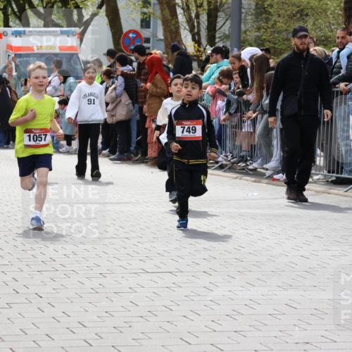 12.04.2026 - 45. Internationalen Wilhelmsburger Insellauf Strokosch-Dieckow http://msf.ph/oto/9489588 12.04.2026 14:08:37 Ziel 782, 258, 175, 174, 653, 143, 1057, 232, 749, 967, 774 meine-sportfotos.de