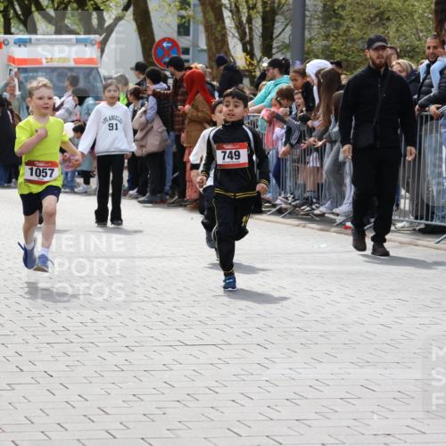 12.04.2026 - 45. Internationalen Wilhelmsburger Insellauf Strokosch-Dieckow http://msf.ph/oto/9489589 12.04.2026 14:08:37 Ziel 782, 258, 175, 174, 653, 143, 1057, 232, 749, 967, 774 meine-sportfotos.de