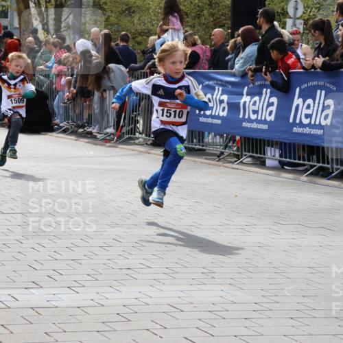 12.04.2026 - 45. Internationalen Wilhelmsburger Insellauf Strokosch-Dieckow http://msf.ph/oto/9489651 12.04.2026 14:08:17 Ziel 1523, 788, 1510, 1509 meine-sportfotos.de