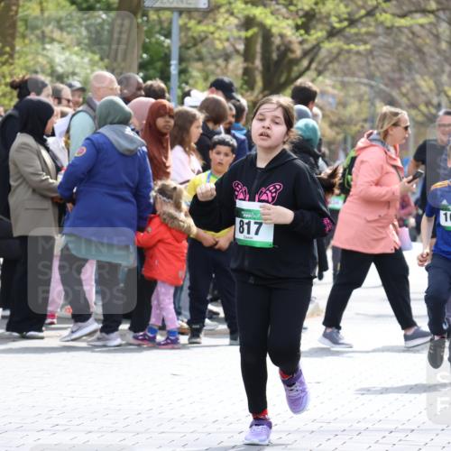 12.04.2026 - 45. Internationalen Wilhelmsburger Insellauf Strokosch-Dieckow http://msf.ph/oto/9489742 12.04.2026 14:36:16 Ziel 125, 827, 1024, 517, 521, 817, 1022 meine-sportfotos.de