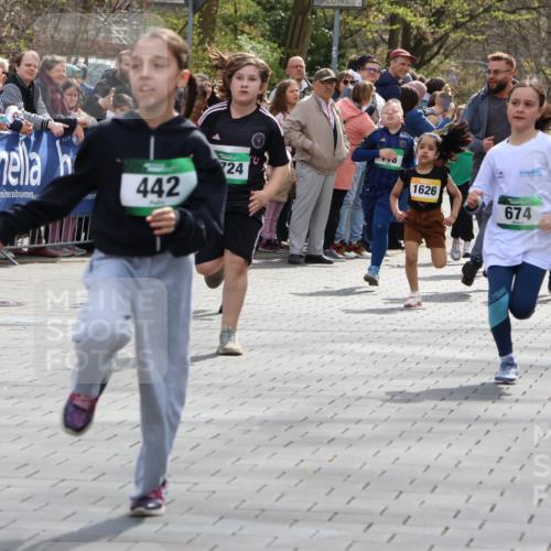 12.04.2026 - 45. Internationalen Wilhelmsburger Insellauf Strokosch-Dieckow http://msf.ph/oto/9489855 12.04.2026 14:35:35 Ziel 334, 514, 594, 680, 851, 515, 432, 513, 442, 603, 364, 425, 813, 674, 1724, 118, 322, 525, 77, 549 meine-sportfotos.de