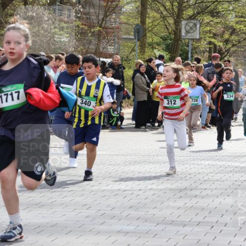 12.04.2026 - 45. Internationalen Wilhelmsburger Insellauf Strokosch-Dieckow http://msf.ph/oto/9489899 12.04.2026 14:35:22 Ziel 419, 80, 366, 574, 1017, 1717, 312, 340, 848, 1728, 474, 484, 137, 582 meine-sportfotos.de