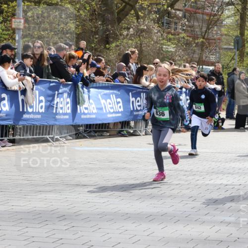 12.04.2026 - 45. Internationalen Wilhelmsburger Insellauf Strokosch-Dieckow http://msf.ph/oto/9489957 12.04.2026 14:35:07 Ziel 677, 69, 470, 1750, 163, 166, 836, 869, 415, 1707, 846, 842, 1703, 156, 659 meine-sportfotos.de