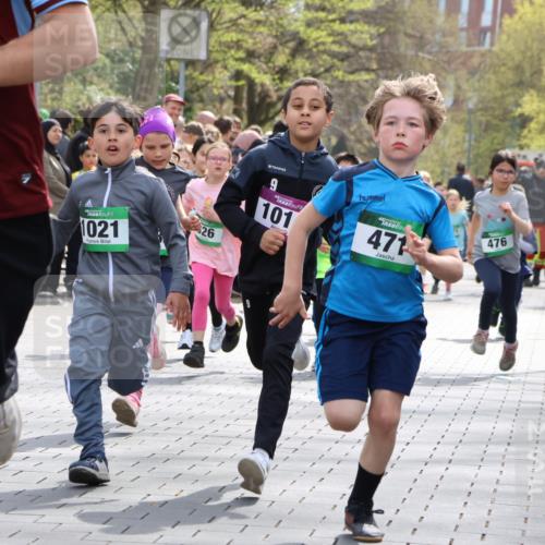 12.04.2026 - 45. Internationalen Wilhelmsburger Insellauf Strokosch-Dieckow http://msf.ph/oto/9490015 12.04.2026 14:34:51 Ziel 538, 40, 303, 993, 519, 999, 622, 471, 356, 47, 1021, 485, 489, 1016, 122, 476, 472, 575, 287, 326, 464, 1706, 346, 1726, 556, 840, 864, 288, 1725 meine-sportfotos.de
